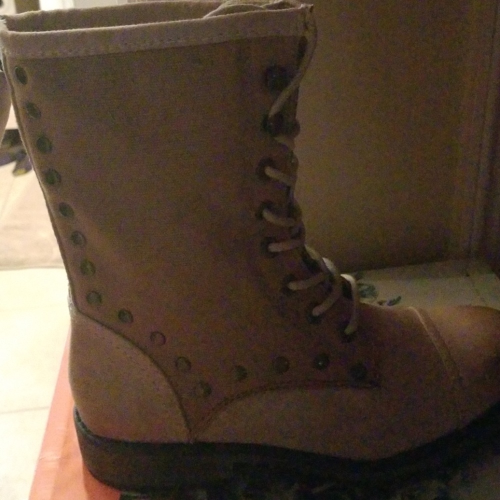 Boot - Picture 2 of 3